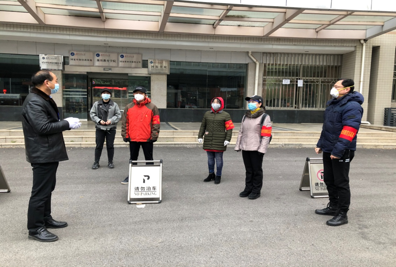 马公司党员教师胡珍映(左三)参加工大社区志愿服务